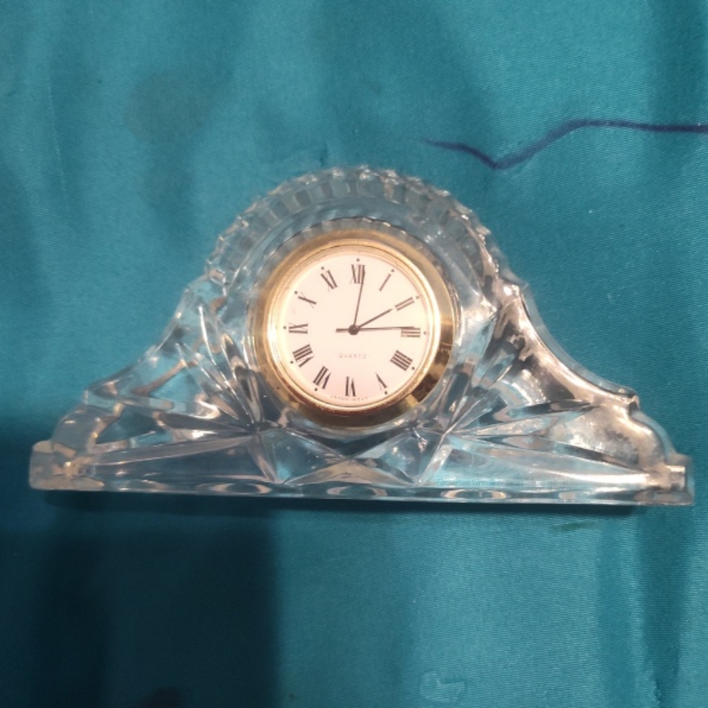 Elegant Crystal Mantel Clock with Gold Accents